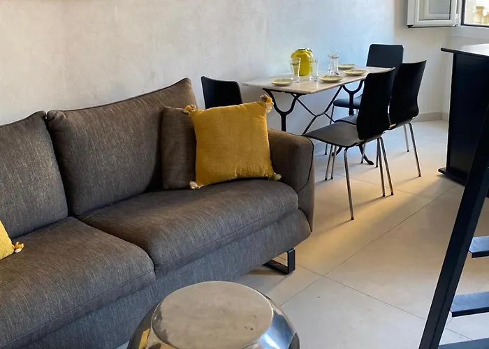 Chic Ferrie Riviera *